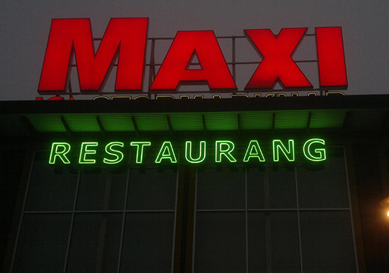 Skyltning till Maxi Restaurang